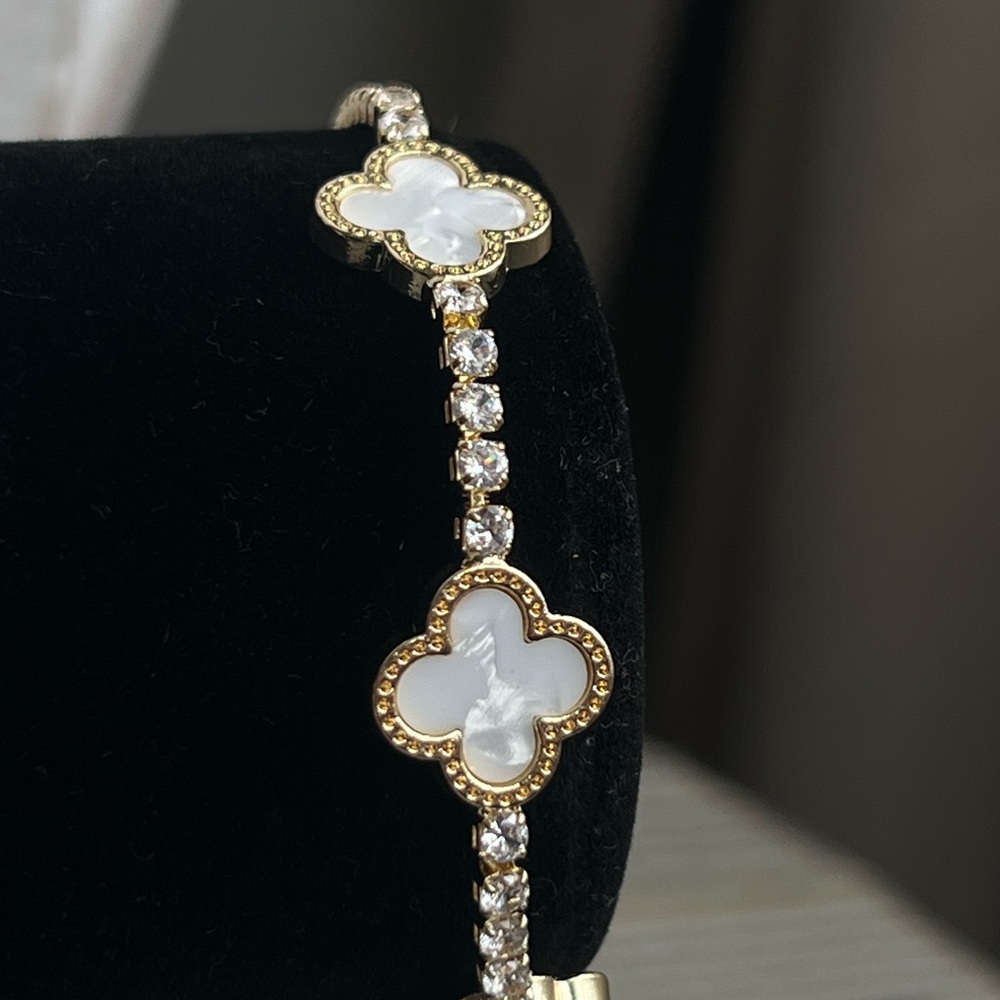 Gold and White Clover centerpiece tennis Bracelet - Picture 2 of 4